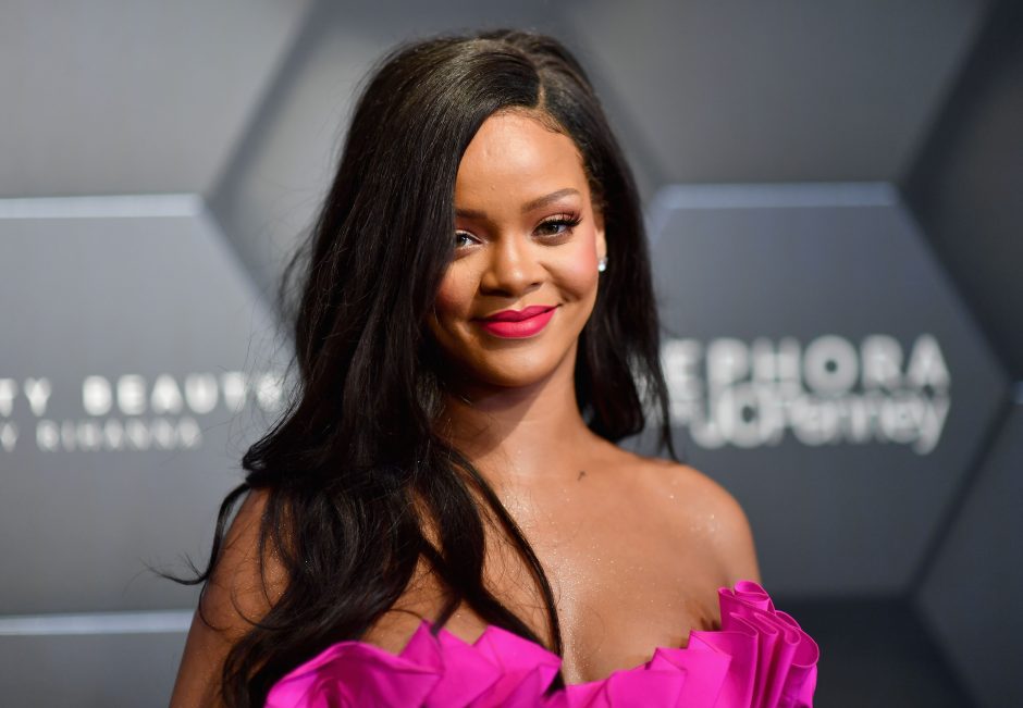 Šeimos dramos: dainininkė Rihanna padavė savo tėvą į teismą