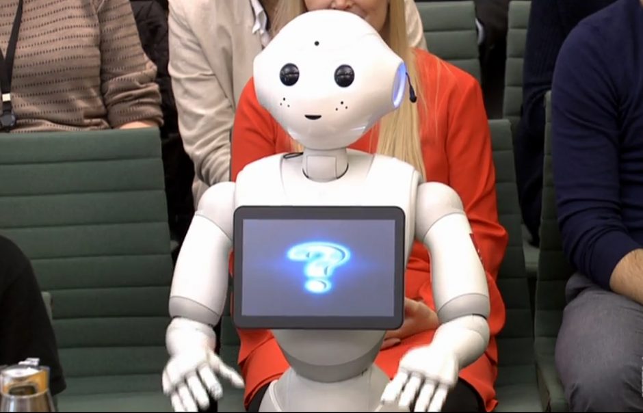 Robotės debiutas JK parlamente pakurstė juokelius apie premjerę „Maybotę“