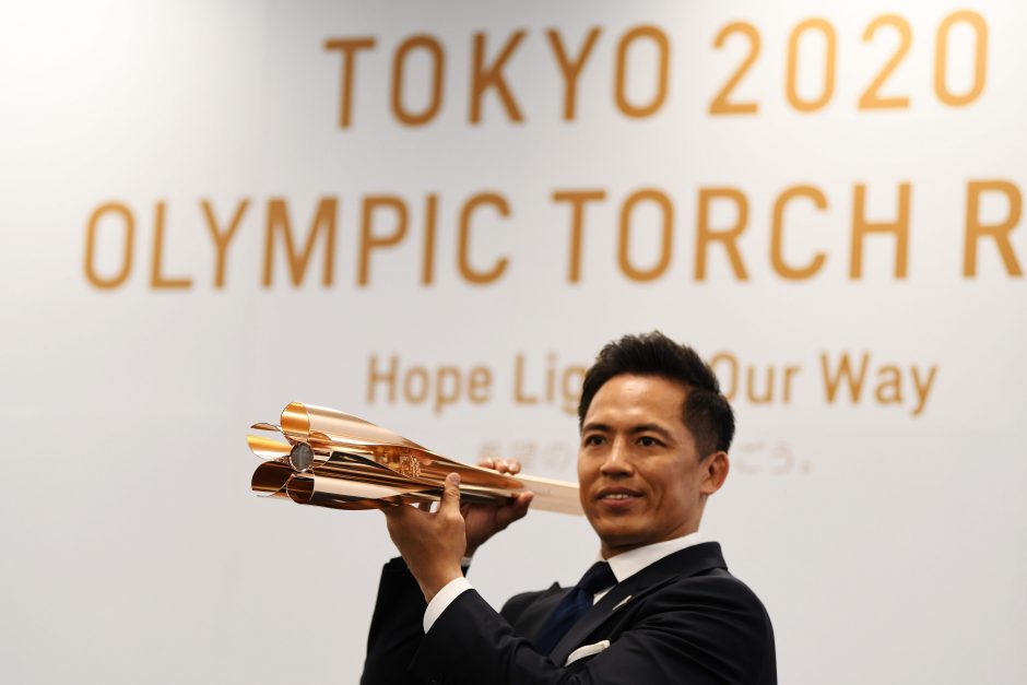 Tokijas pristatė vyšnios žiedo formos olimpinį deglą