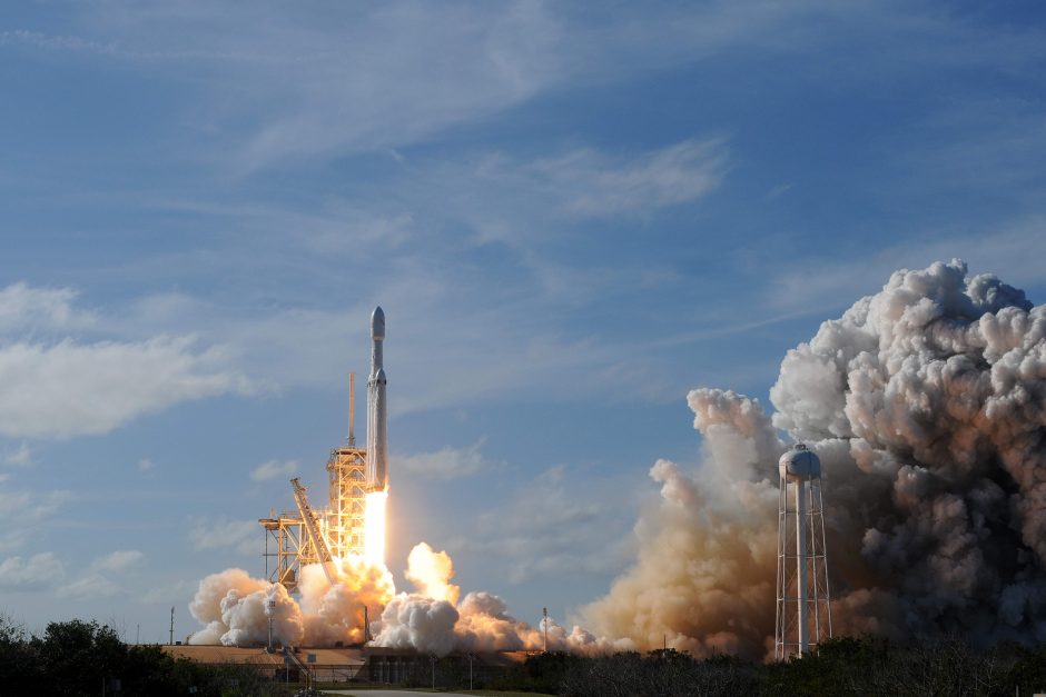„SpaceX“ planuoja siųsti kosmoso turistus į skrydį aplink Mėnulį