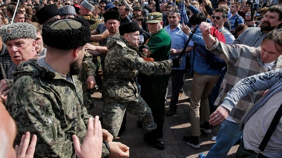 Rusija: po „kazokų“ išpuolių proteste prabilta apie pilietinį karą