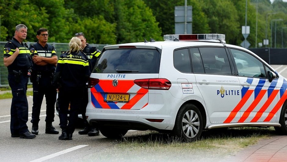 Mikroautobusui Nyderlanduose įsirėžus į pėsčiuosius, žuvo žmogus