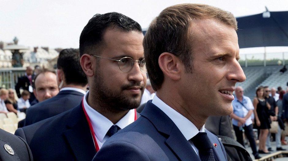 Iš pareigų atleistas Prancūzijos prezidento apsaugininkas apkaltintas smurtu