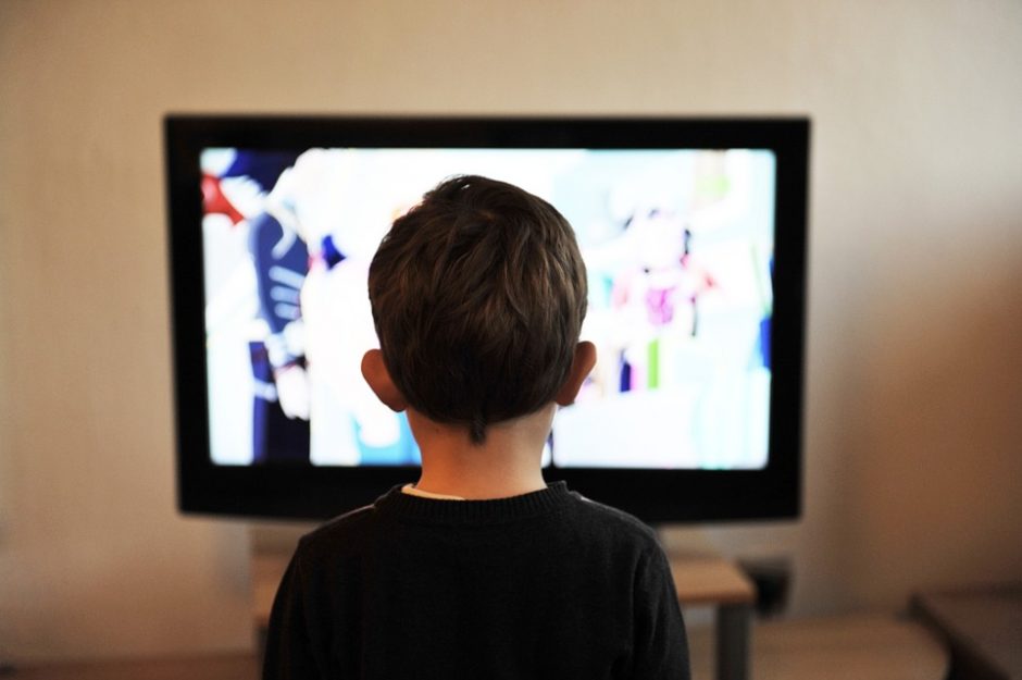 Televizininkų įspėjimas: vaikai skęsta skaitmeninio „šlamštmaisčio“ liūne