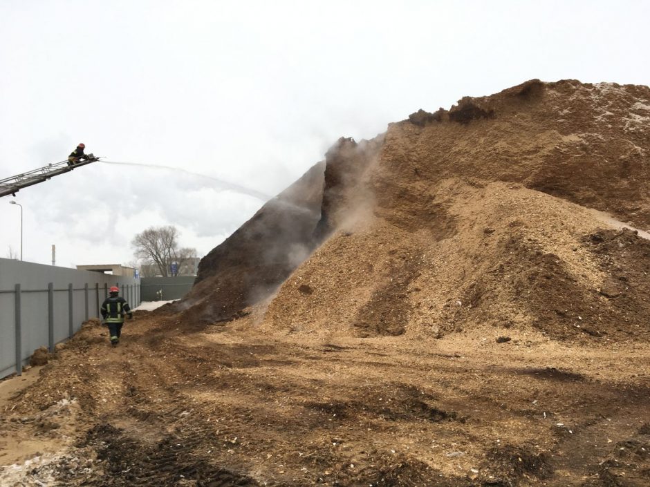 Ugniagesių kova Kėdainiuose: nuo ankstaus ryto liepsnoja biokuro saugykla