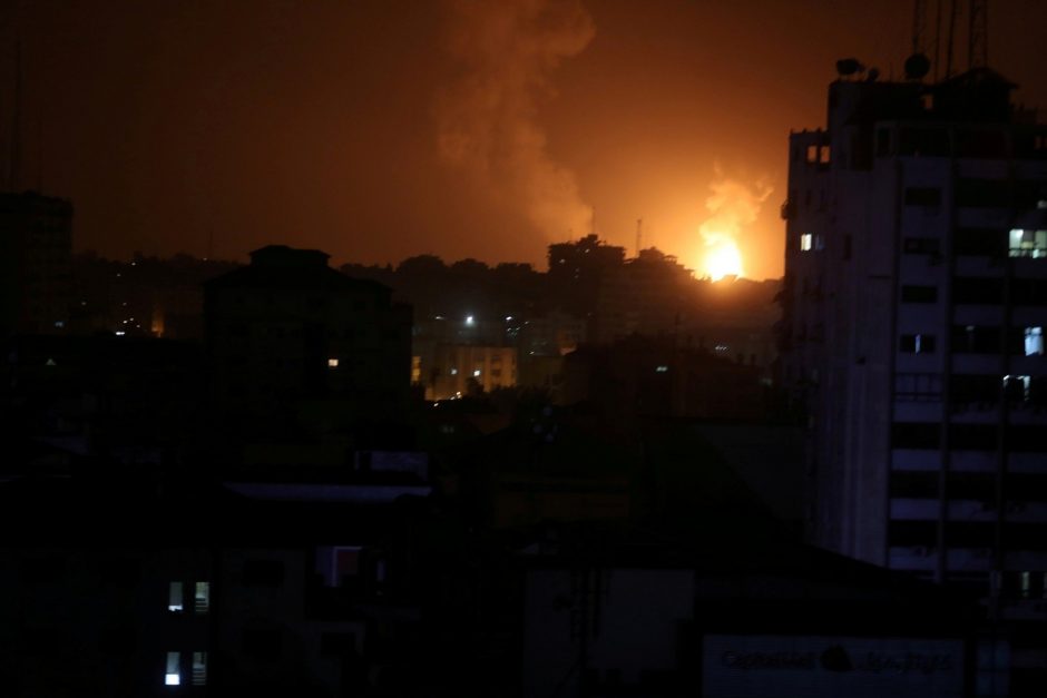 Izraelis smogė 100 „Hamas“ taikinių Gazos Ruože, atsakydamas į raketų ataką