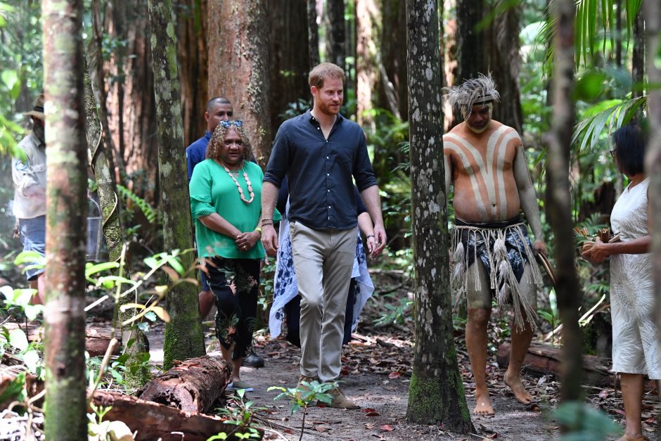 Aborigenai princui Harry aprodė atogrąžų mišką