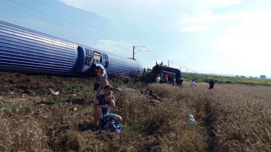 Traukinio avarijos Turkijoje aukų padaugėjo iki 24