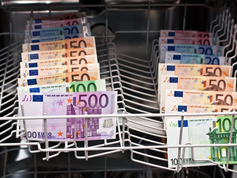 Pinigų plovimas per Rusiją ir Latviją: areštuota 50 mln. eurų vertės turto