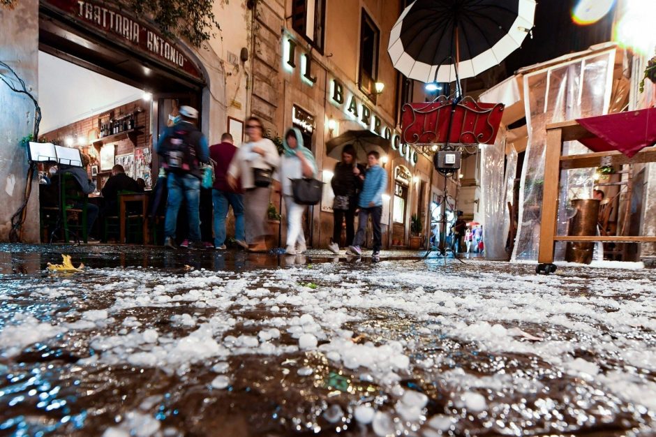 Smarkūs vėjai ir lietūs sutrikdė susisiekimą Romoje