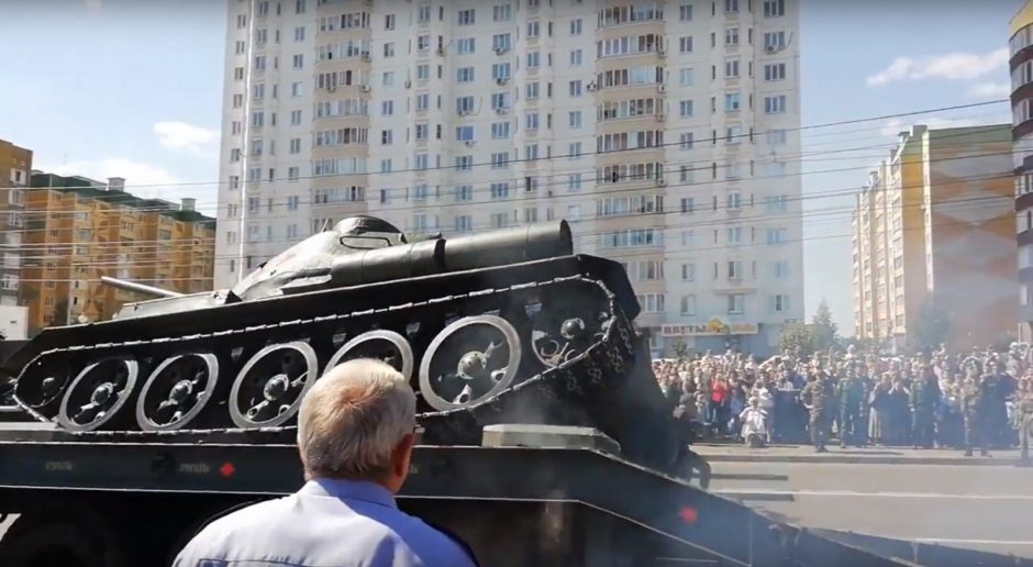 Rusijos parado nesėkmė: apvirto istorinis tankas