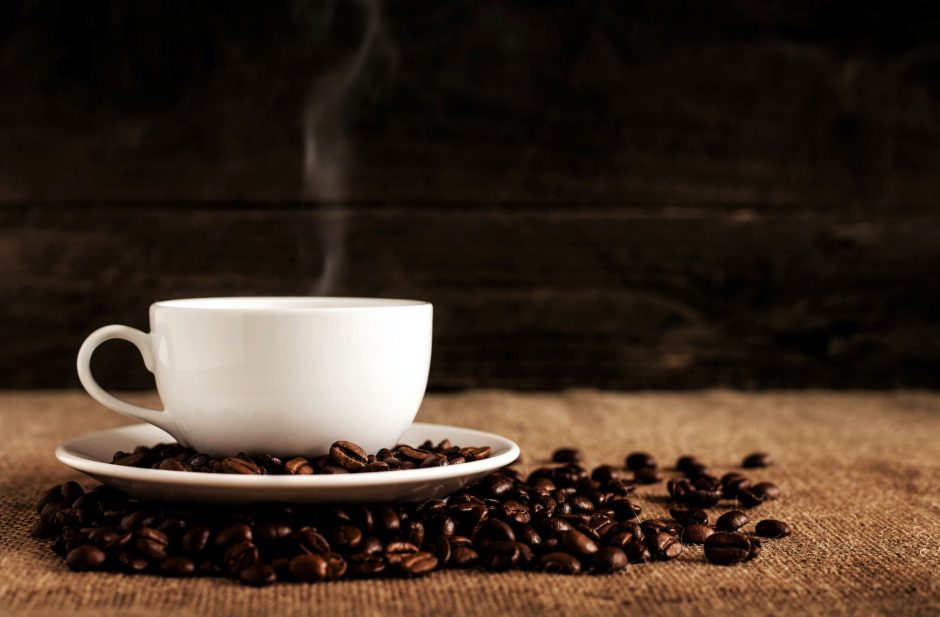 Kava populiarumu aplenkė arbatą: karantino metu pasaulį užvaldė vienas receptas