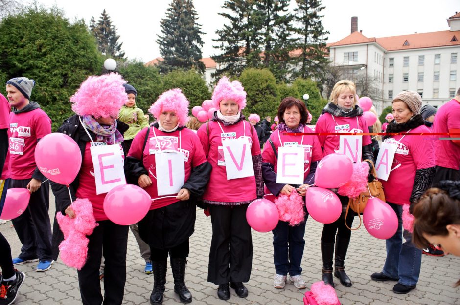 Krūties vėžiu sergančios moterys nepasiduoda - ruošiasi bėgimo varžyboms