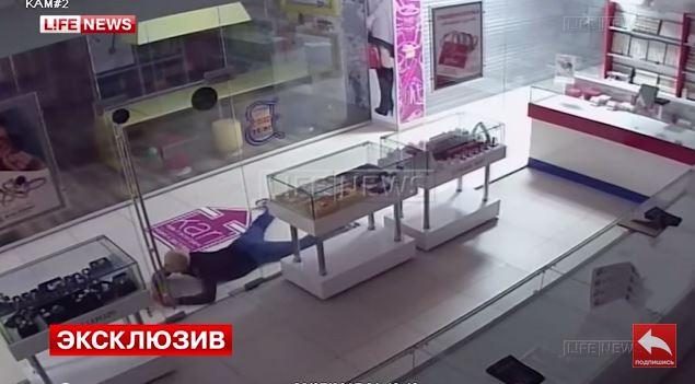 Rusijoje nufilmuotas beprecedentis juvelyrinės parduotuvės apiplėšimas 