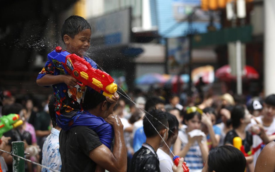 Pietryčių Azijoje vyksta naujametinis vandens festivalis