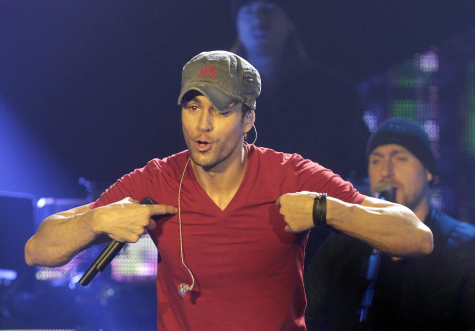 Du dainų kūrėjai kaltina E. Iglesias pavogus jų dainą