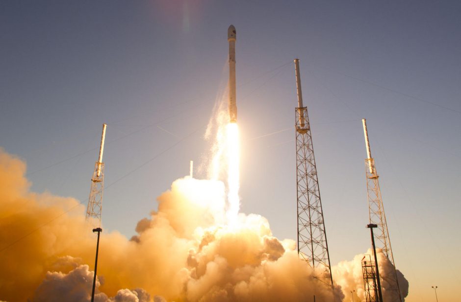 „SpaceX“ naująją pilotuojamąją kapsulę per bandymus ištiko „anomalija“