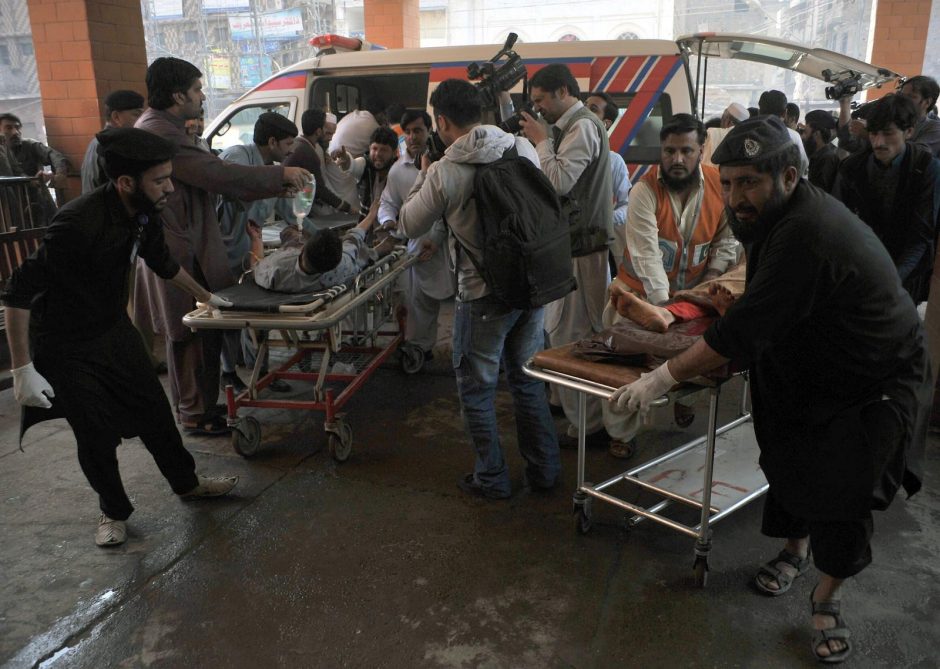 Pakistane teismo rūmuose susisprogdinus mirtininkui žuvo 8 žmonės