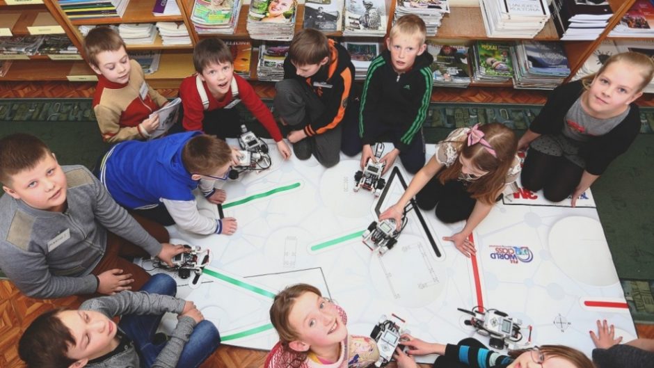 Regiono bibliotekoje mokiniai kuria ir programuoja robotus