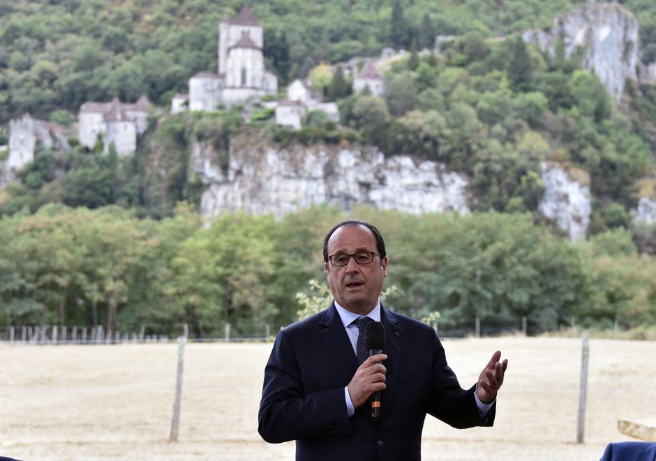 F. Hollande'as aptarė migrantų padėtį Kalė uoste