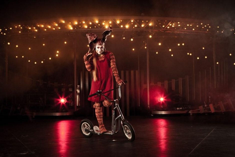 Nepaprastam „Cirque du Soleil“ scenoje skraidys kėdės, o kelią rodys begalvis