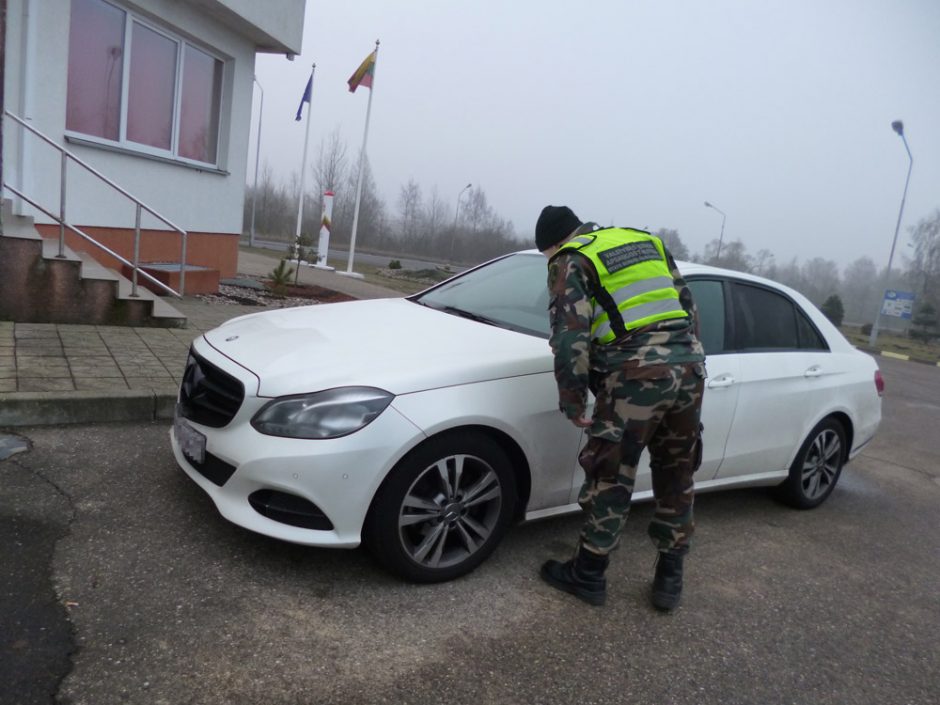 Baltarusis vogtu „Mercedes-Benz“ į Lietuvą taip ir neįvažiavo
