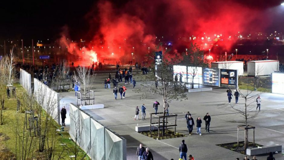 Lione prieš Europos lygos rungtynes futbolo sirgaliai susirėmė su policija