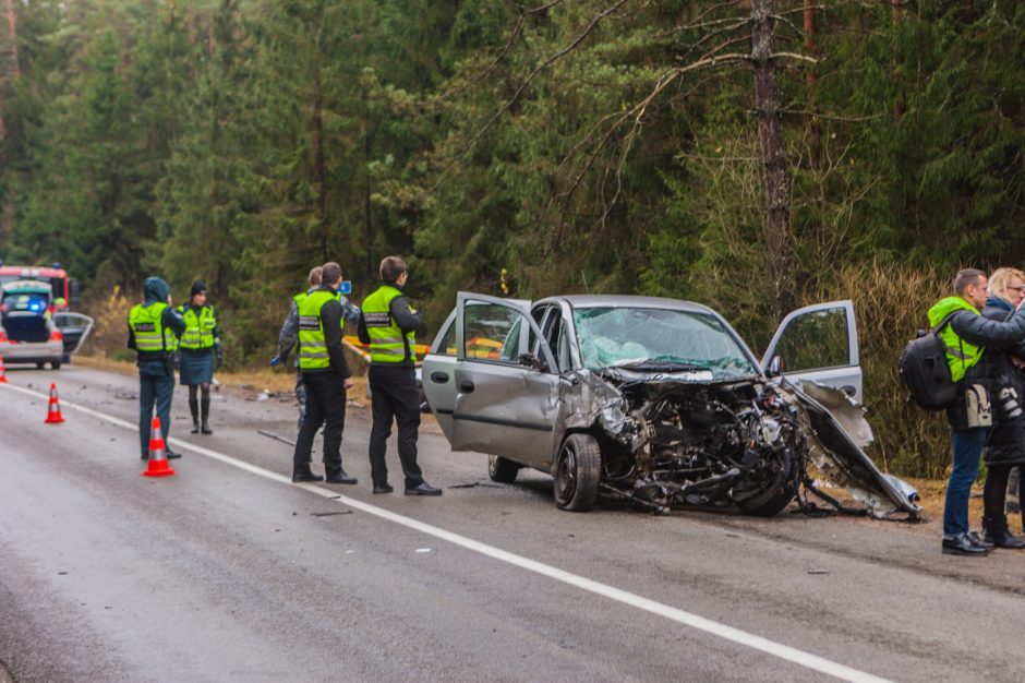 Tragiška avarija Kauno rajone: žuvo dvi moterys, dar trys – ligoninėje 