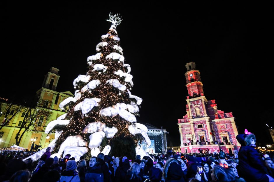 Rotušės aikštėje įžiebta įspūdinga Kalėdų eglė (vaizdo įrašas)