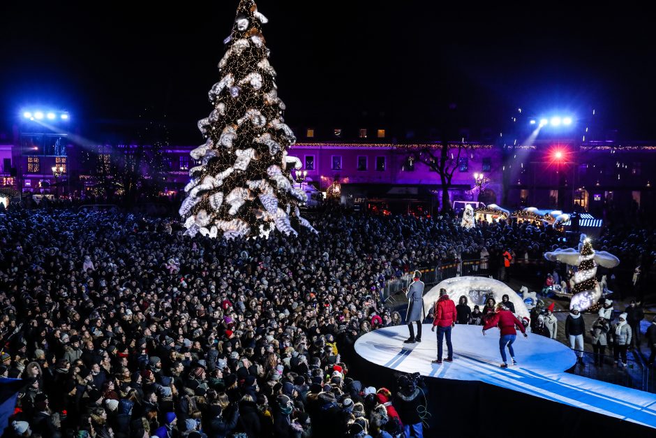 Rotušės aikštėje įžiebta įspūdinga Kalėdų eglė (vaizdo įrašas)