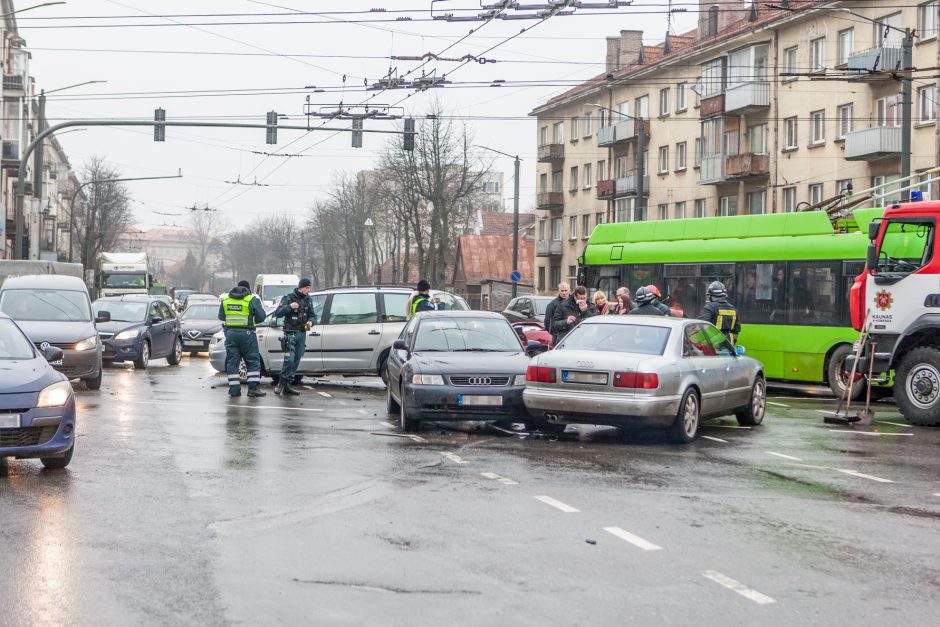 „Aklųjų“ sankryžoje – ir vėl avarija: nukentėjo žmogus 