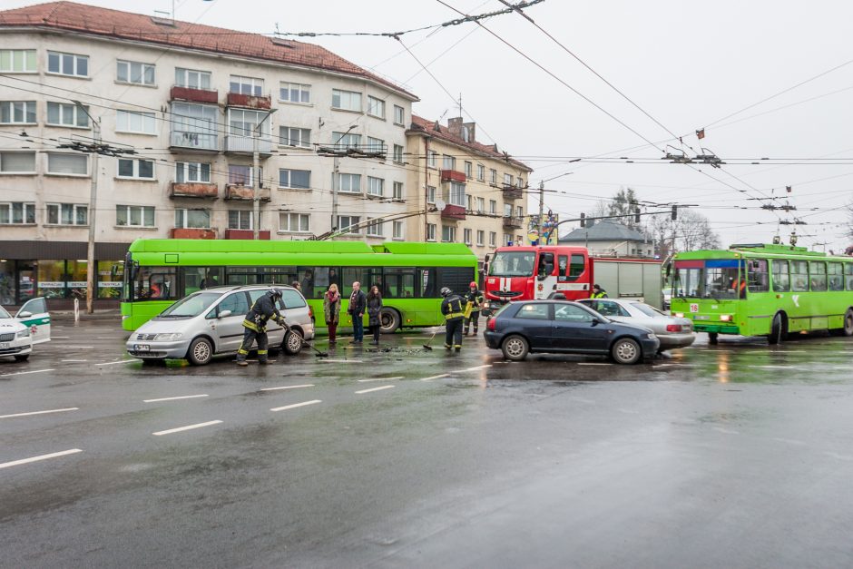 „Aklųjų“ sankryžoje – ir vėl avarija: nukentėjo žmogus 