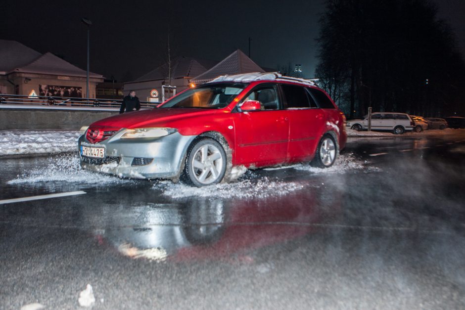 Apie situaciją Žaliakalnyje: „Kauno vandenys“ lieja čiuožyklą po atviru dangumi?