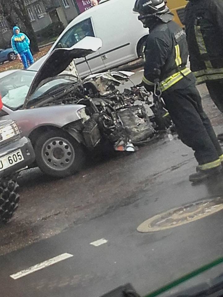 Per dviejų „Audi“ avariją nukentėjo jaunas vairuotojas