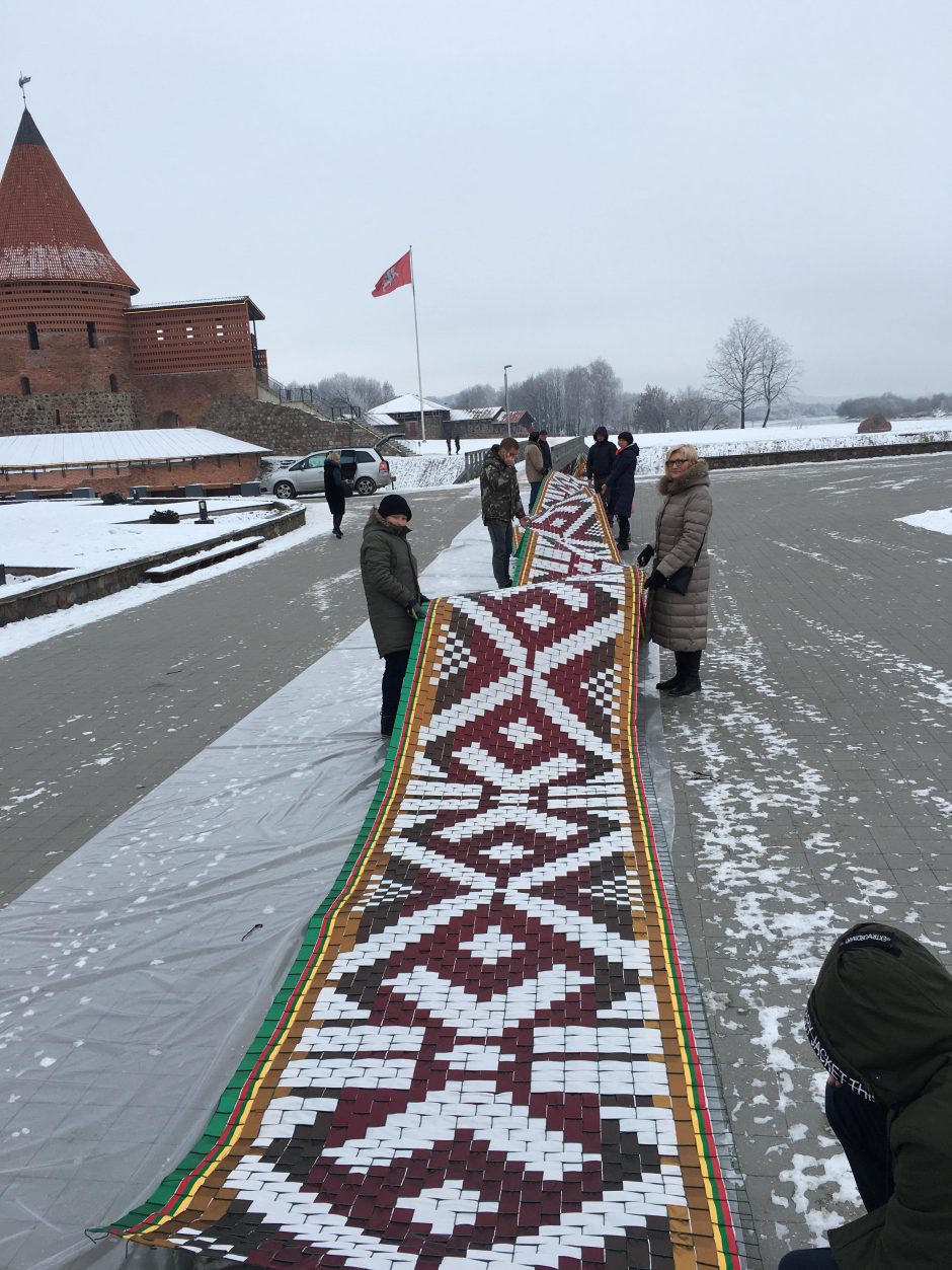 Lietuvos šimtmečio proga – išskirtinė kauniečių tautinė juosta 