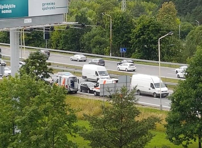 Eismą netoli Kleboniškio tilto paralyžiavo dvi avarijos, yra sužeistųjų