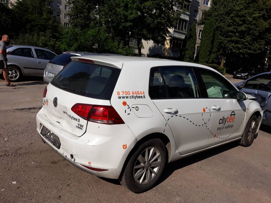 „CityBee“ ir vėl akiratyje: daugiabučio kieme Kaune apgadino šešis automobilius