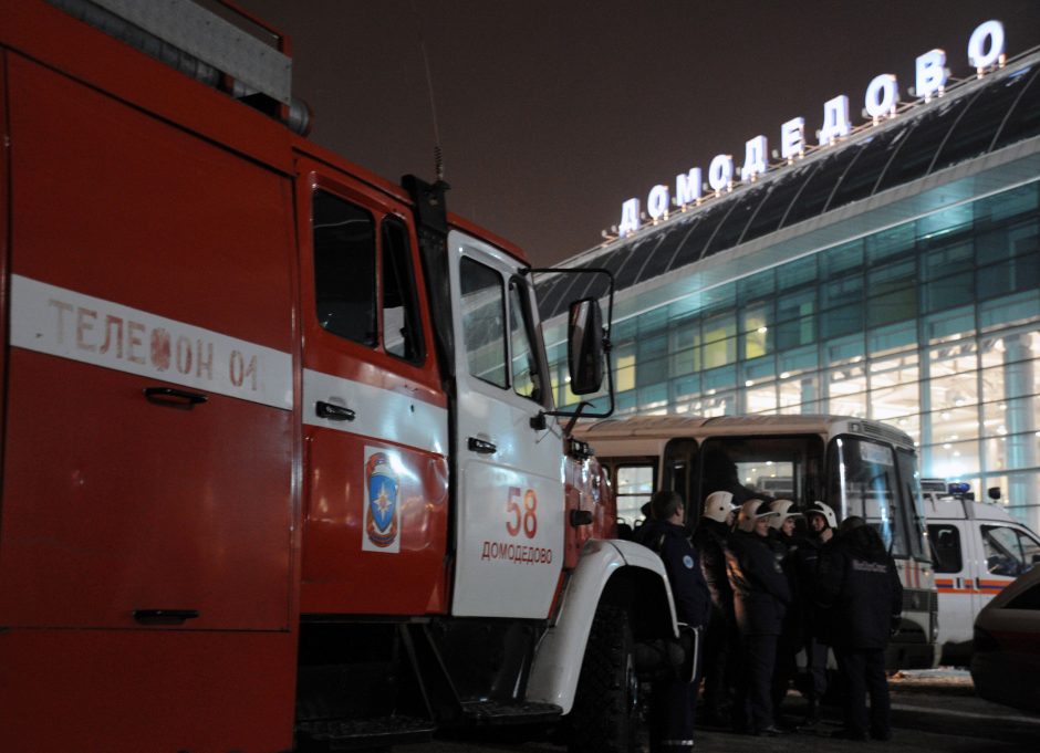 Maskvos oro uoste ugniagesių automobilis rėžėsi į pėsčiuosius, yra aukų