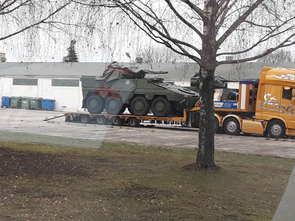 Kariniam paradui į Lietuvą atvyko pėstininkų kovos mašinos