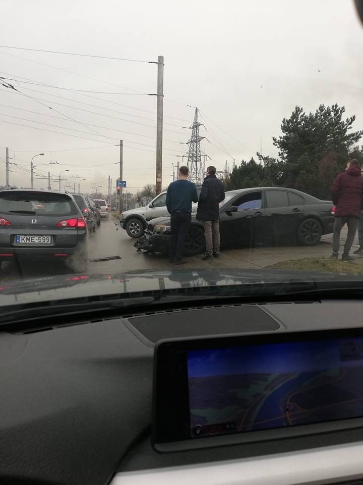 Kaune –„juodasis antradienis“ BMW vairuotojams: per avarijas apgadinti keturi