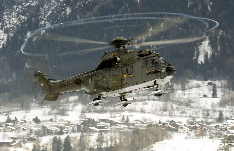 Šveicarijos kalnuose sudužo armijos sraigtasparnis