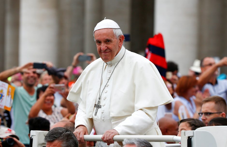 Popiežius ragina išduoti laikinas vizas karo pabėgėliams