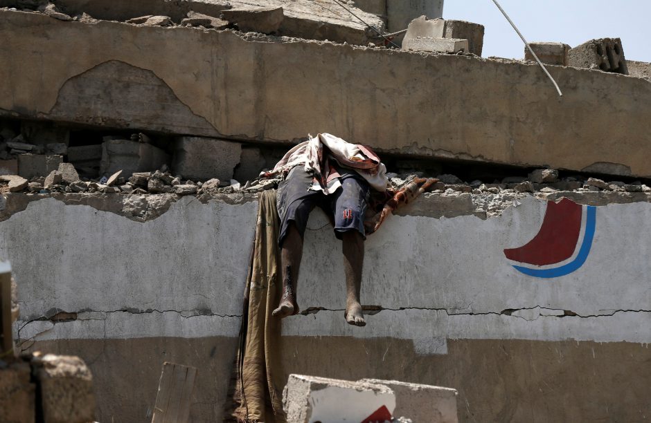 Jemene aviacija bombardavo viešbutį, žuvo dešimtys žmonių