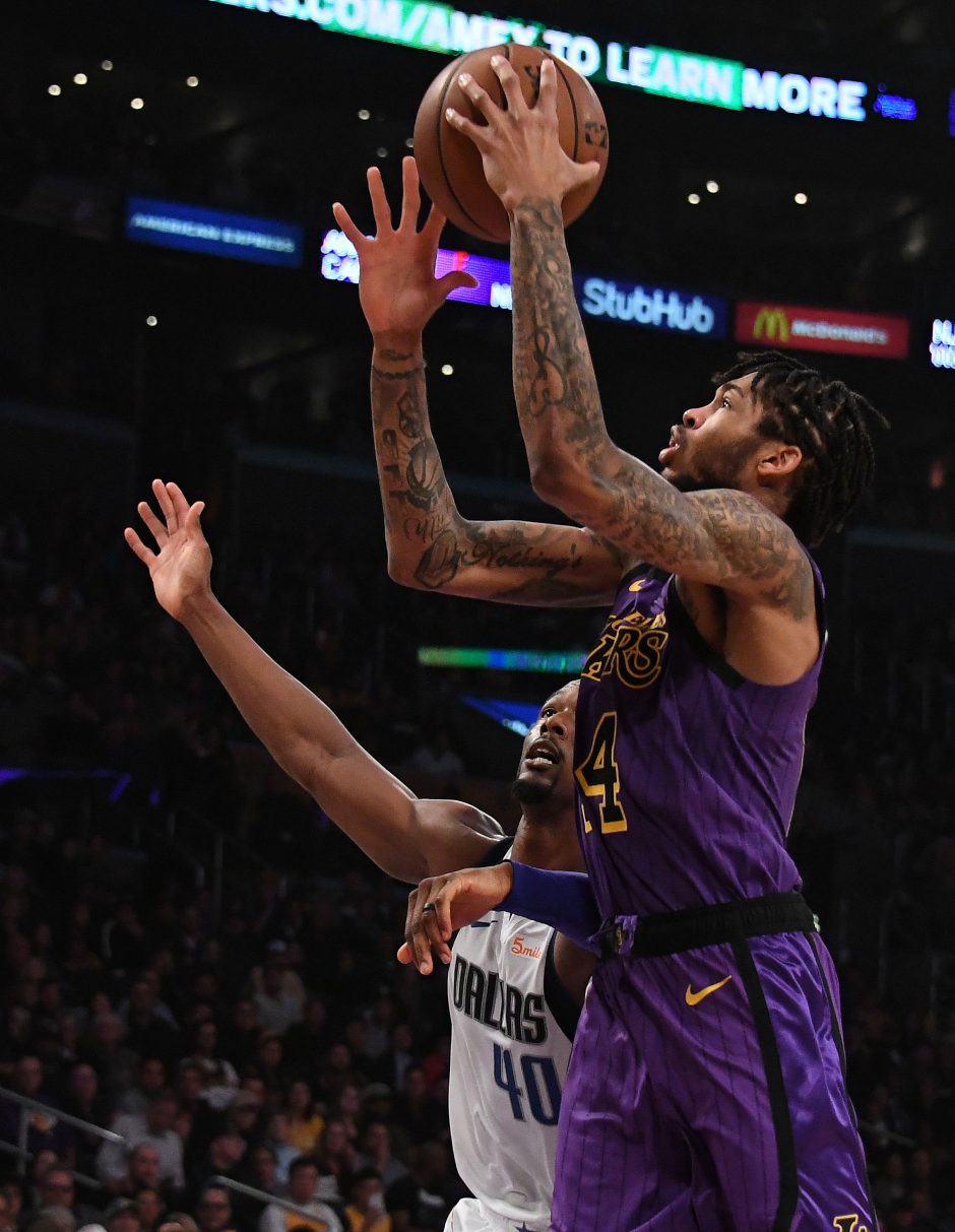 L. Jamesas ir „Lakers“ sutramdė NBA naujoką L. Dončičių