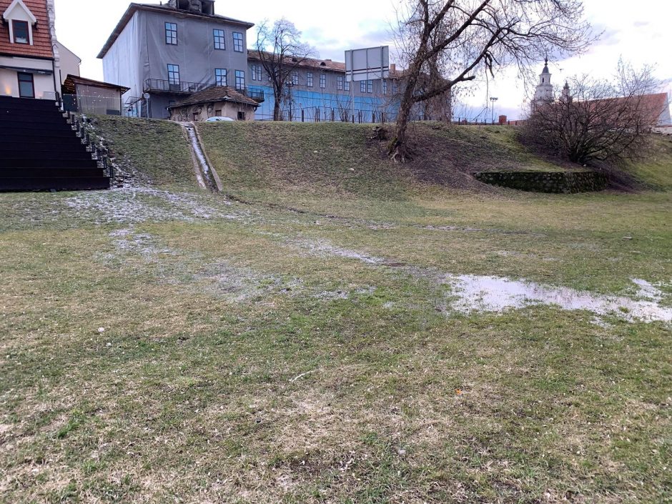 Nerimą kelia vaizdas prie Kauno pilies: šlaitą skalauja kriokliu tekantis vanduo