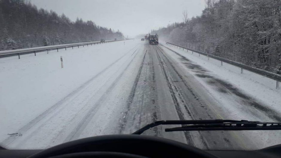 Dėmesio: kelyje Kaunas-Klaipėda – sniegas ir sudėtingos eismo sąlygos