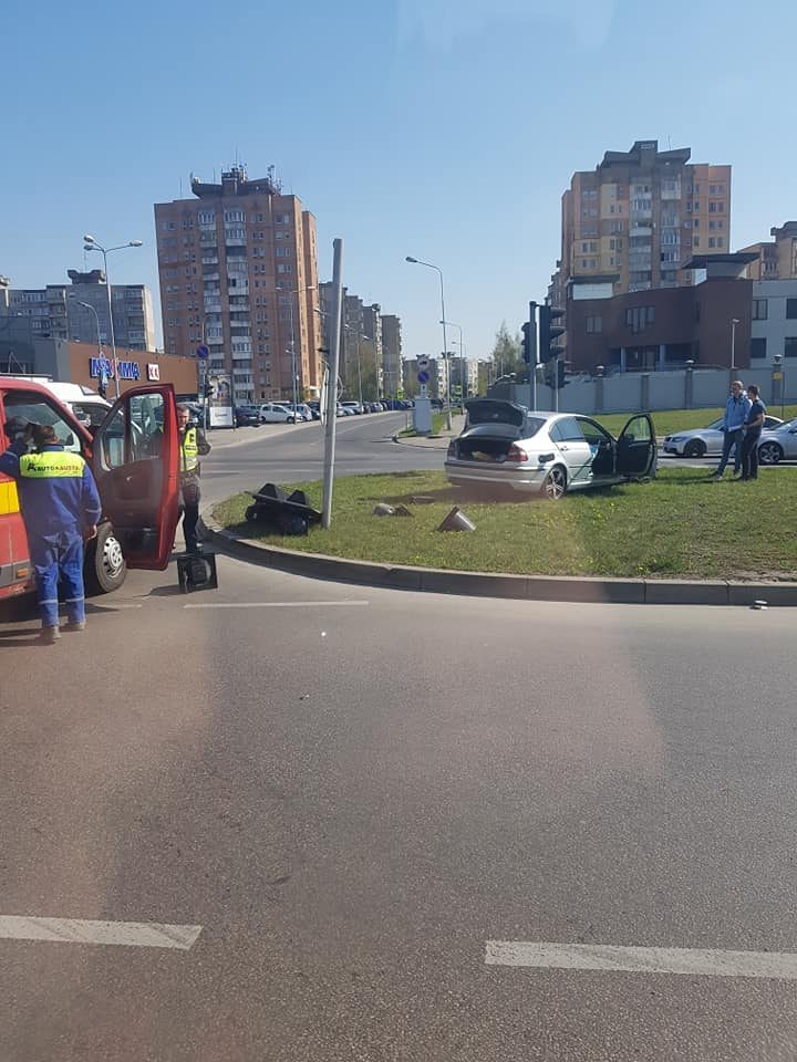 Šilainiuose BMW susidūrė su „Citroen“, tada dar rėžėsi į stulpą