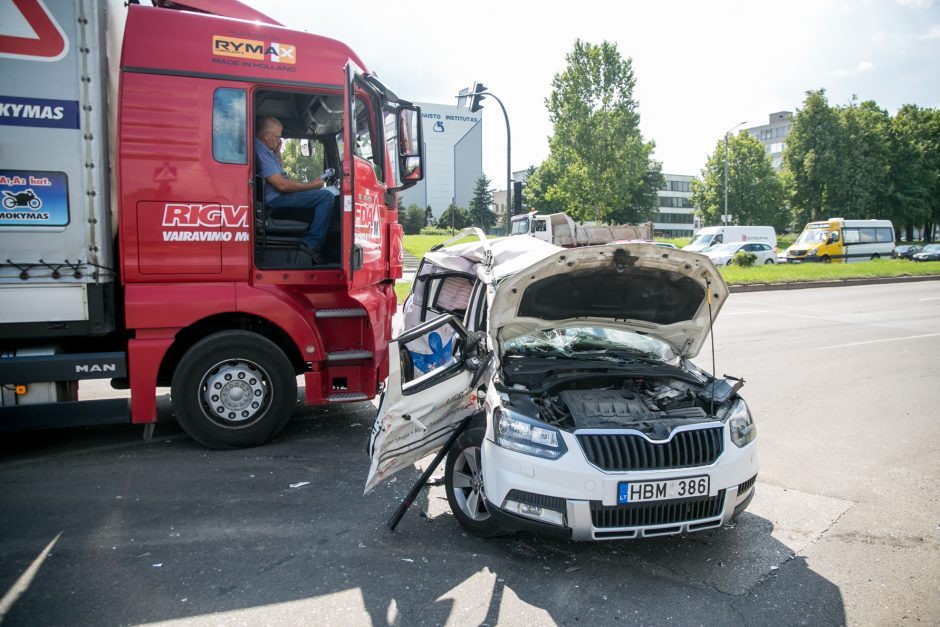 Taikos prospekte susidūrė mokomasis sunkvežimis ir „Škoda“, sužaloti trys žmonės