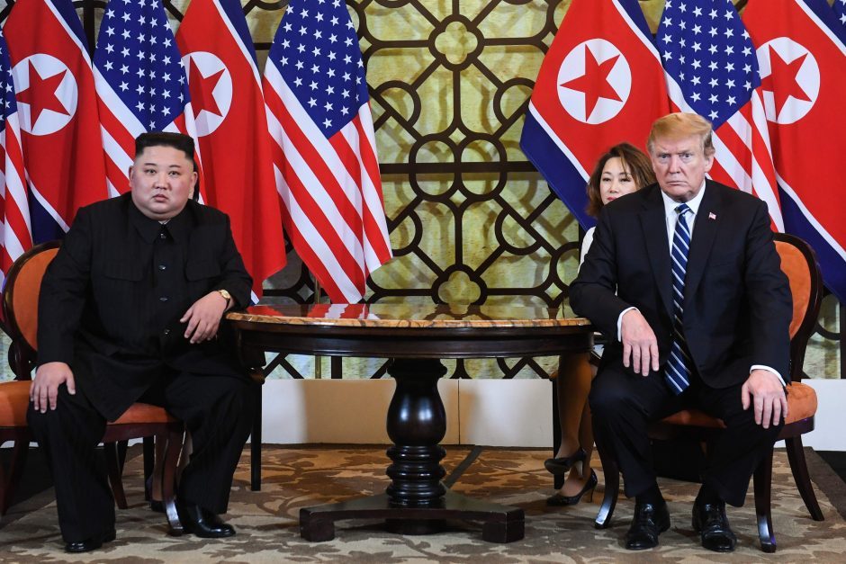 Šiaurės Korėja po nutraukto viršūnių susitikimo siūlo tolesnes derybas
