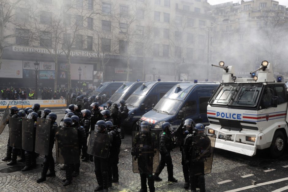 Per naujus „geltonųjų liemenių“ protestus kilo susirėmimų su policija